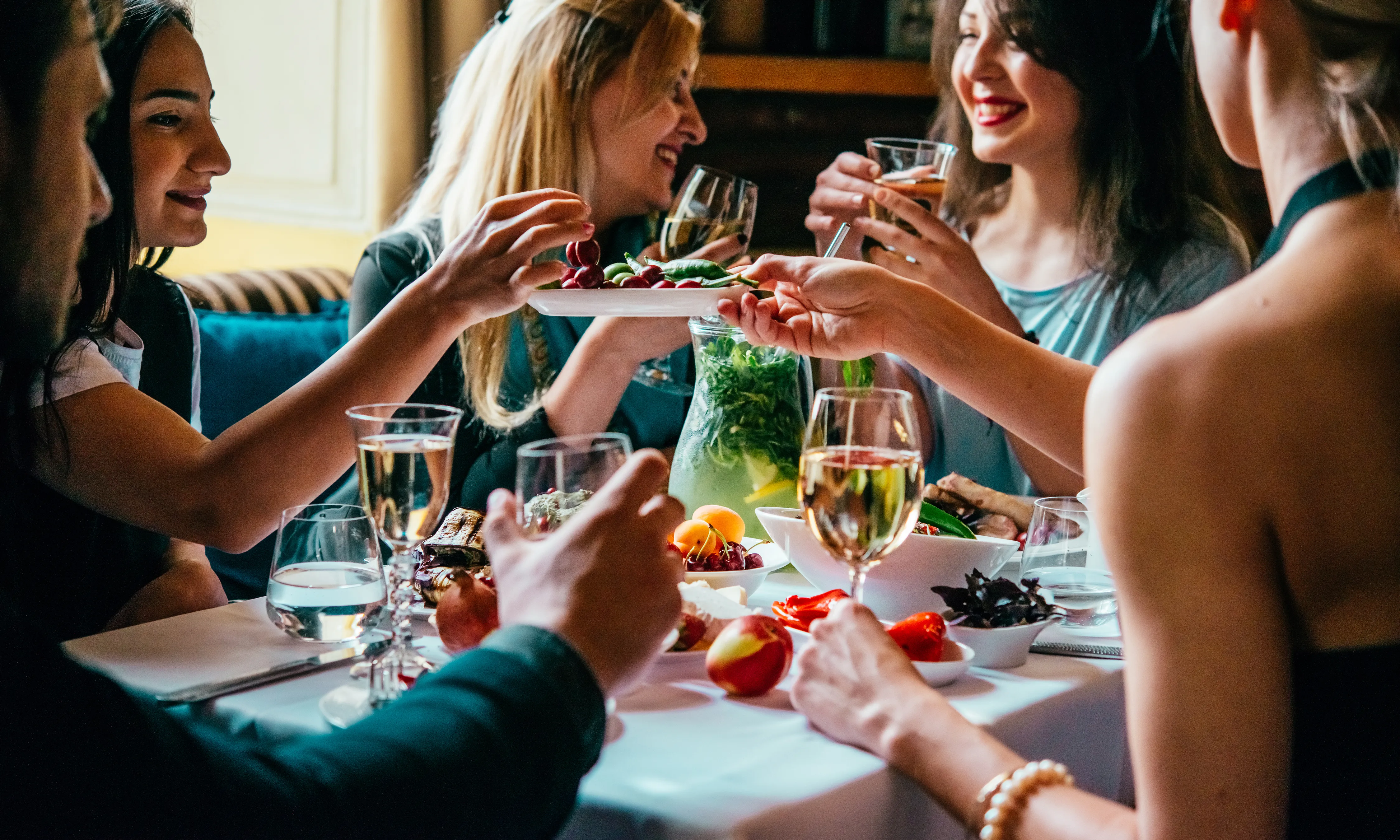 Es pot participar com a amfitrió o amfitriona o com a convidat o convidada.