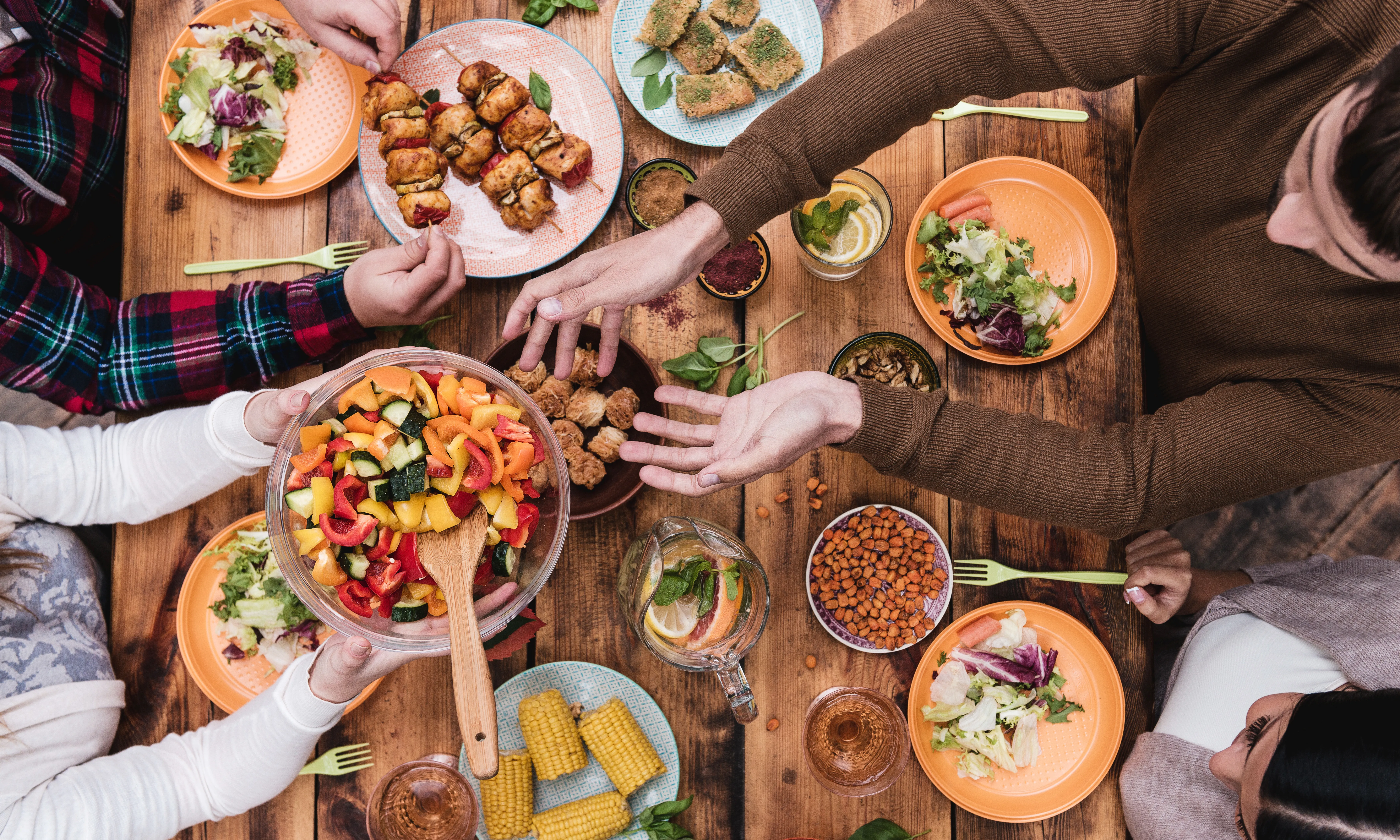Arrels proposa reunir-se a taula per una bona causa.
