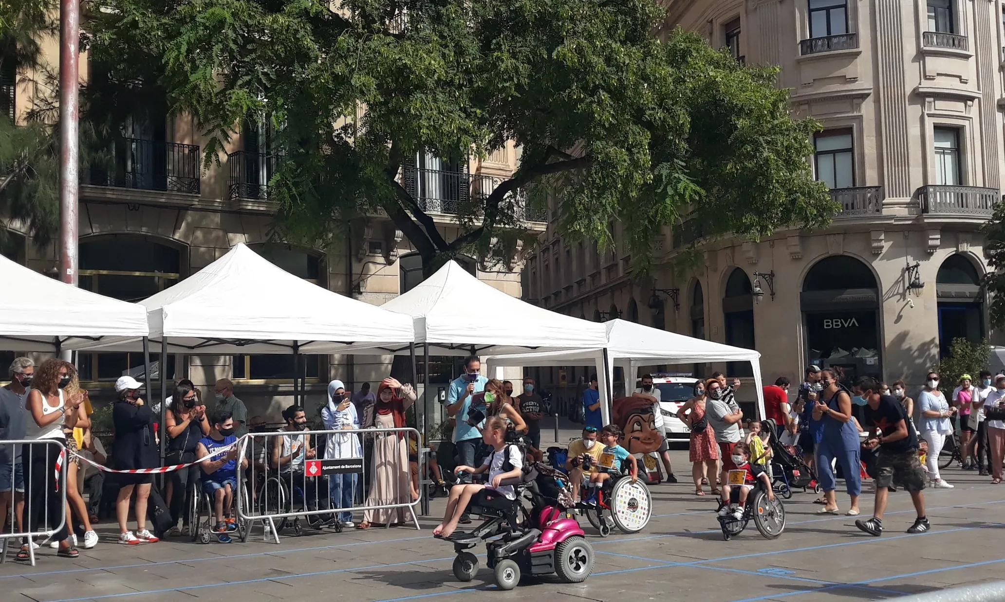 Trenta nens i nenes amb mobilitat reduïda van córrer el 14 d’agost a l’Avinguda de la Catedral de Barcelona.