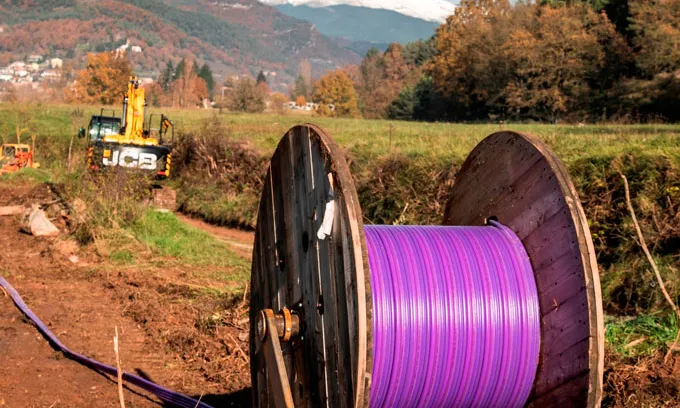 Imatge d'una de les operacions de desplegament de fibra òptica en una zona rural. 