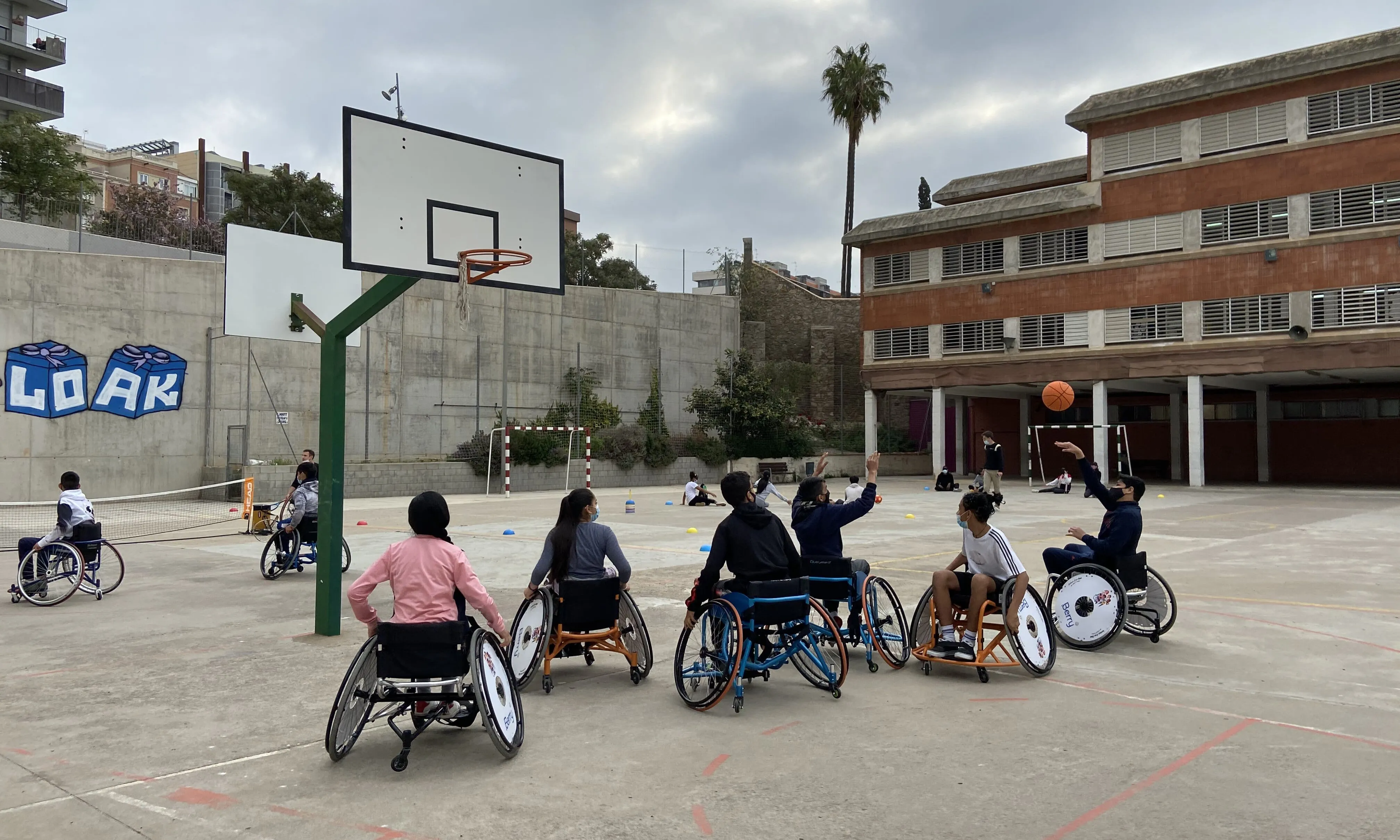 La pràctica d'esport adaptat és una de les principals activitats que organitzen a les escoles.