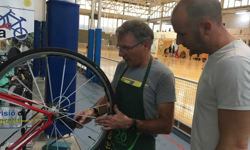 Punt de revisió de bicicletes en el qual participa l'entitat gironina.