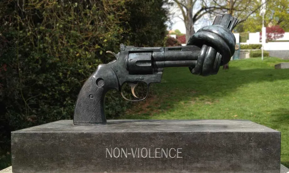 Estàtua per la no-violència de Carl Fredrik Reuterswärd a Lausanne / Font: Non-Violence