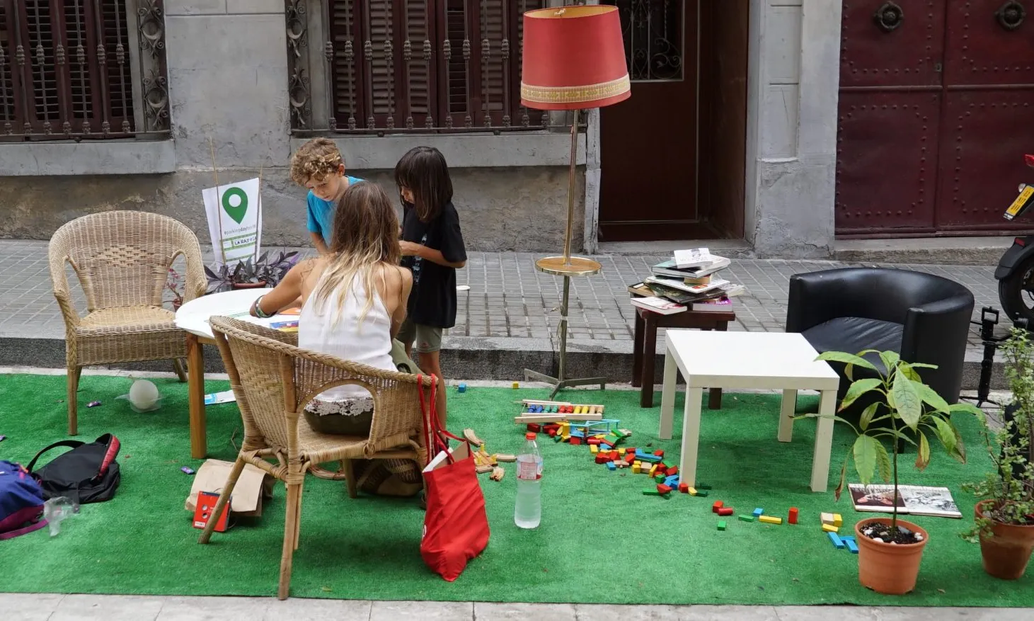 El moviment transforma temporalment places públiques d'aparcament en zones verdes i espais d'ús comú.