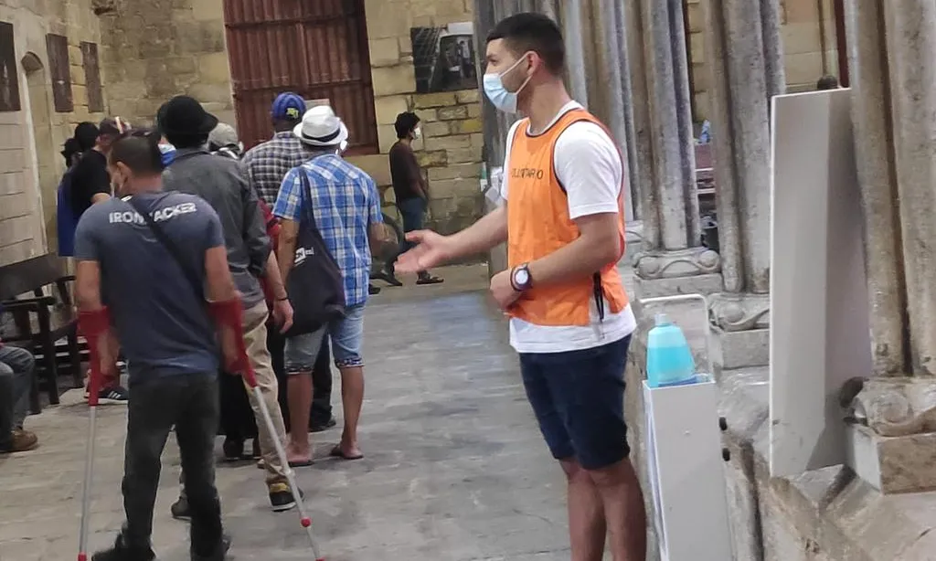 Unes 150 persones passen cada dia per l'Hospital de Campanya, a la parròquia de Santa Anna, a Barcelona.