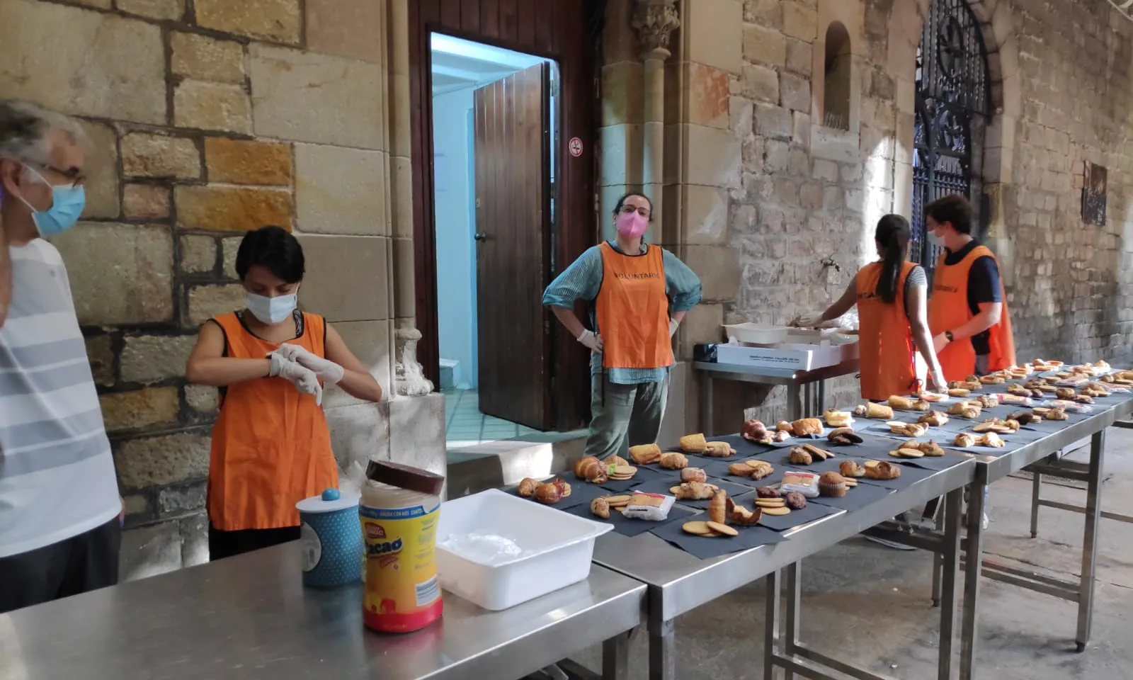 A Santa Anna no s’hi ofereix només menjar, sinó també suport sanitari i un espai per descansar.