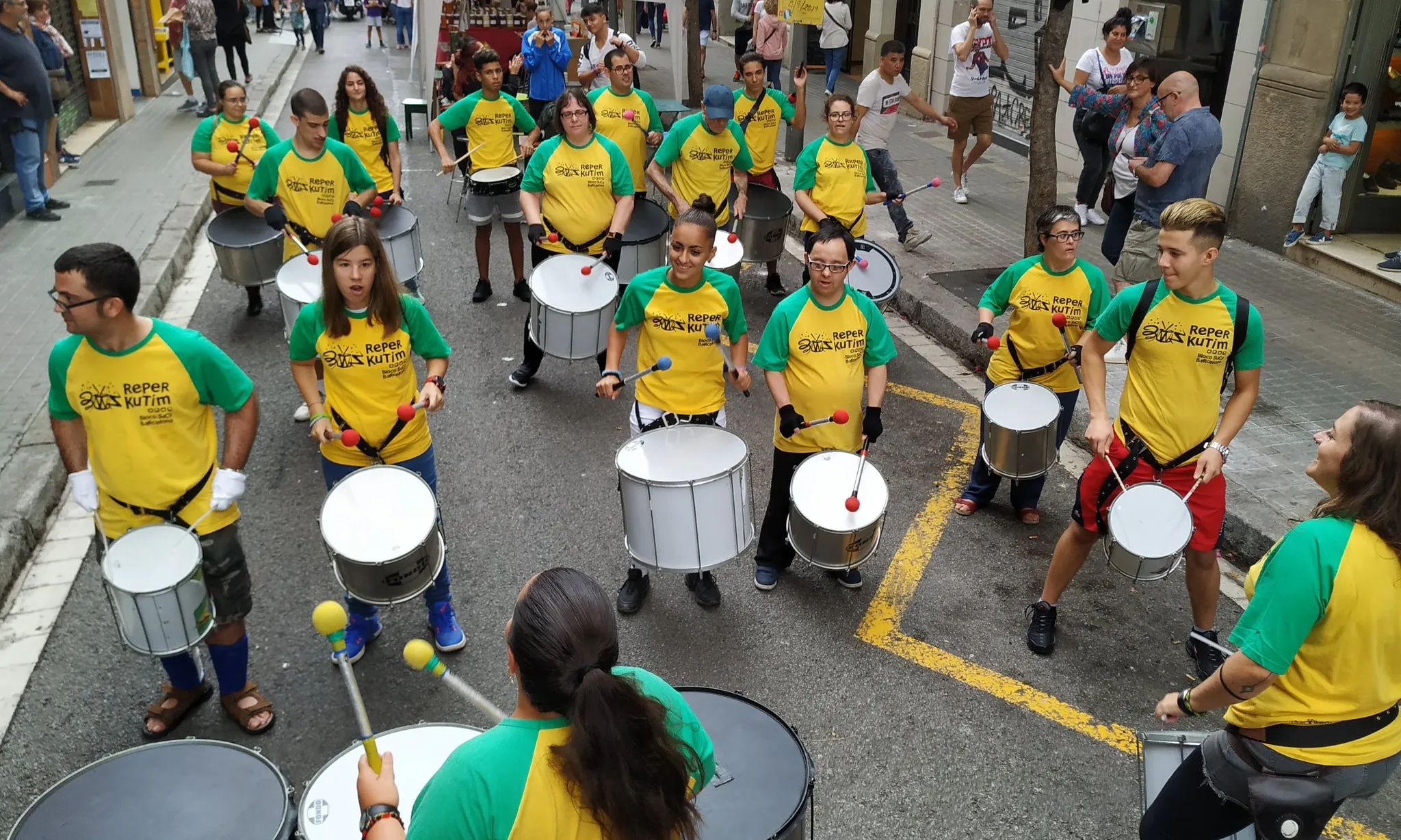 Reperkutim va néixer de la mà de tres emprenedores dels àmbits de l’educació social, la dinamització comunitària i la percussió afrobrasilera el 2018.