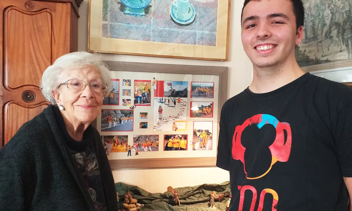 La Fundació Roure treballa establint lligams entre universitaris/àries i persones grans a través del programa ‘Viure i conviure’. 