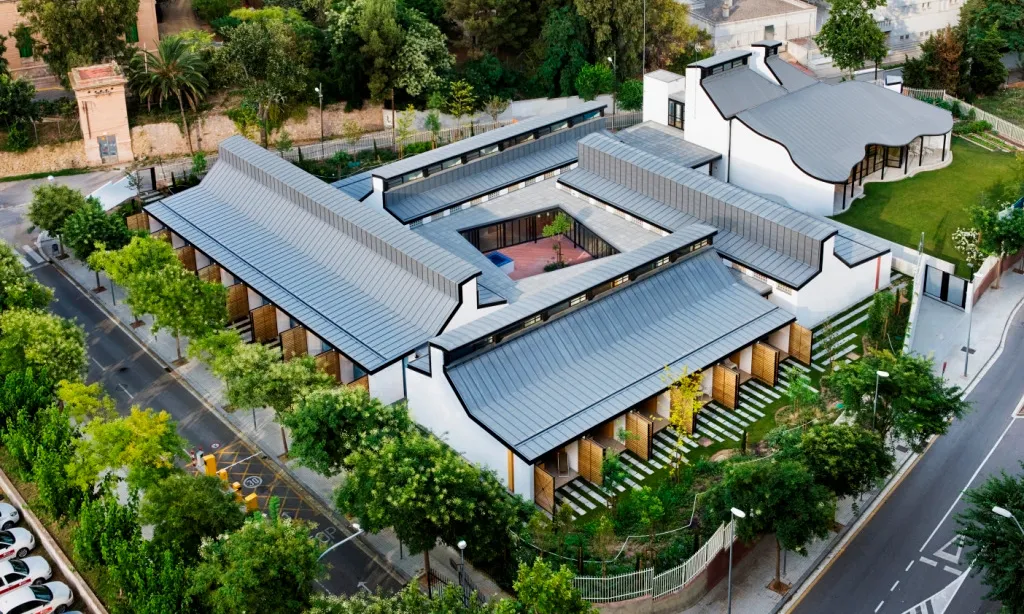 La Casa els Xuklis ofereix vint-i-cinc apartaments per famílies que han de desplaçar-se lluny de casa per rebre el tractament. 