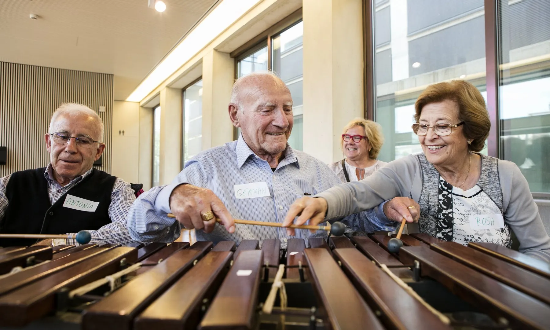 Gent gran participant al taller d'orquestra per a persones amb Alzheimer