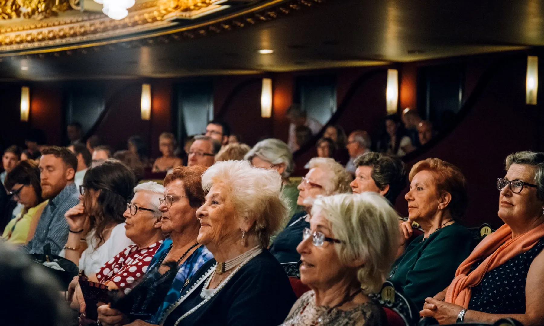 Públic de persones grans gaudint d'un concert al Liceu
