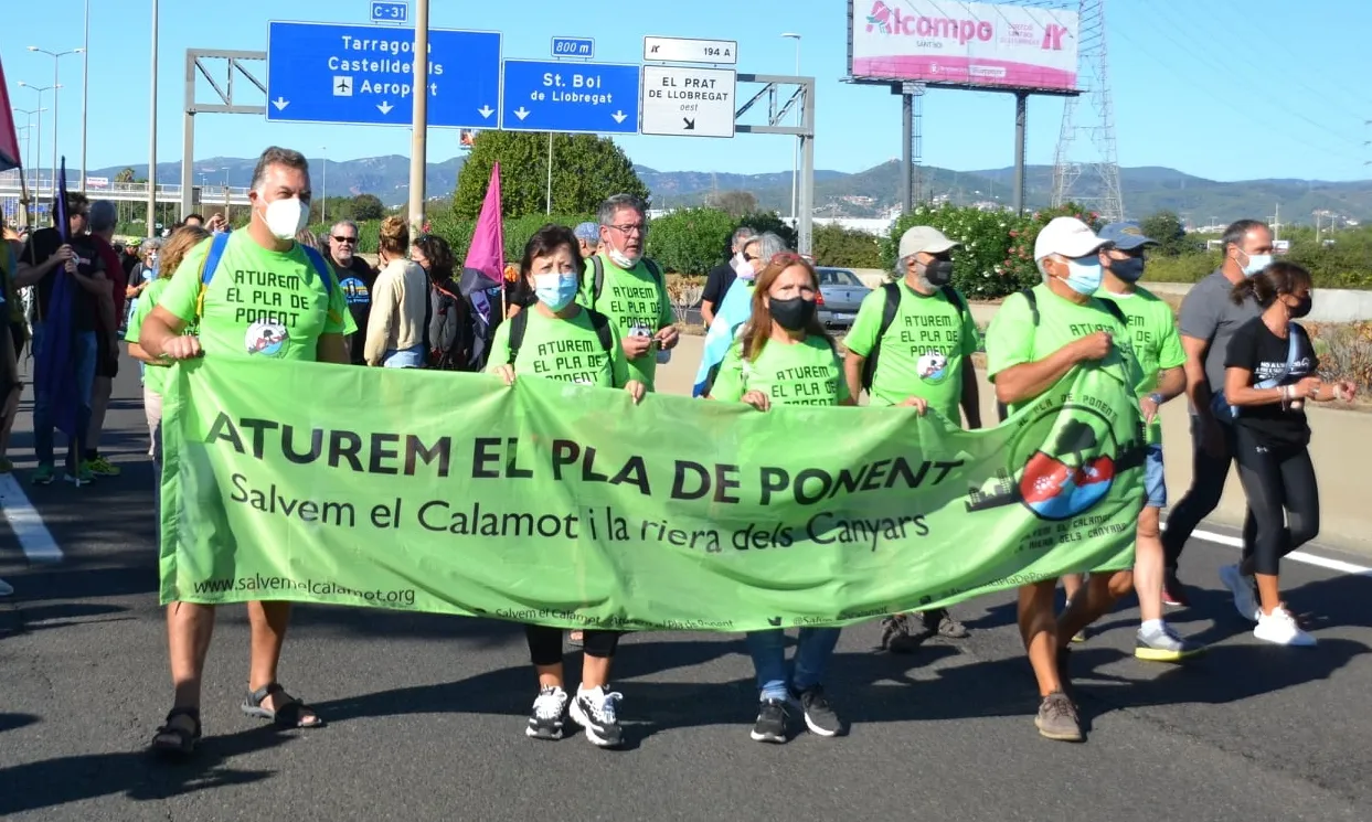 La plataforma denuncia l'impacte paisatgístic i ambiental que té el macroprojecte urbanístic.