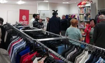 Càritas té gairebé cent botigues de ModaRe- distribuïdes per tot l'Estat i compta amb més de sis mil contenidors.
