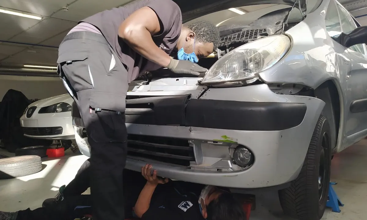 Alumnes d'El Llindar en un curs d'automoció.