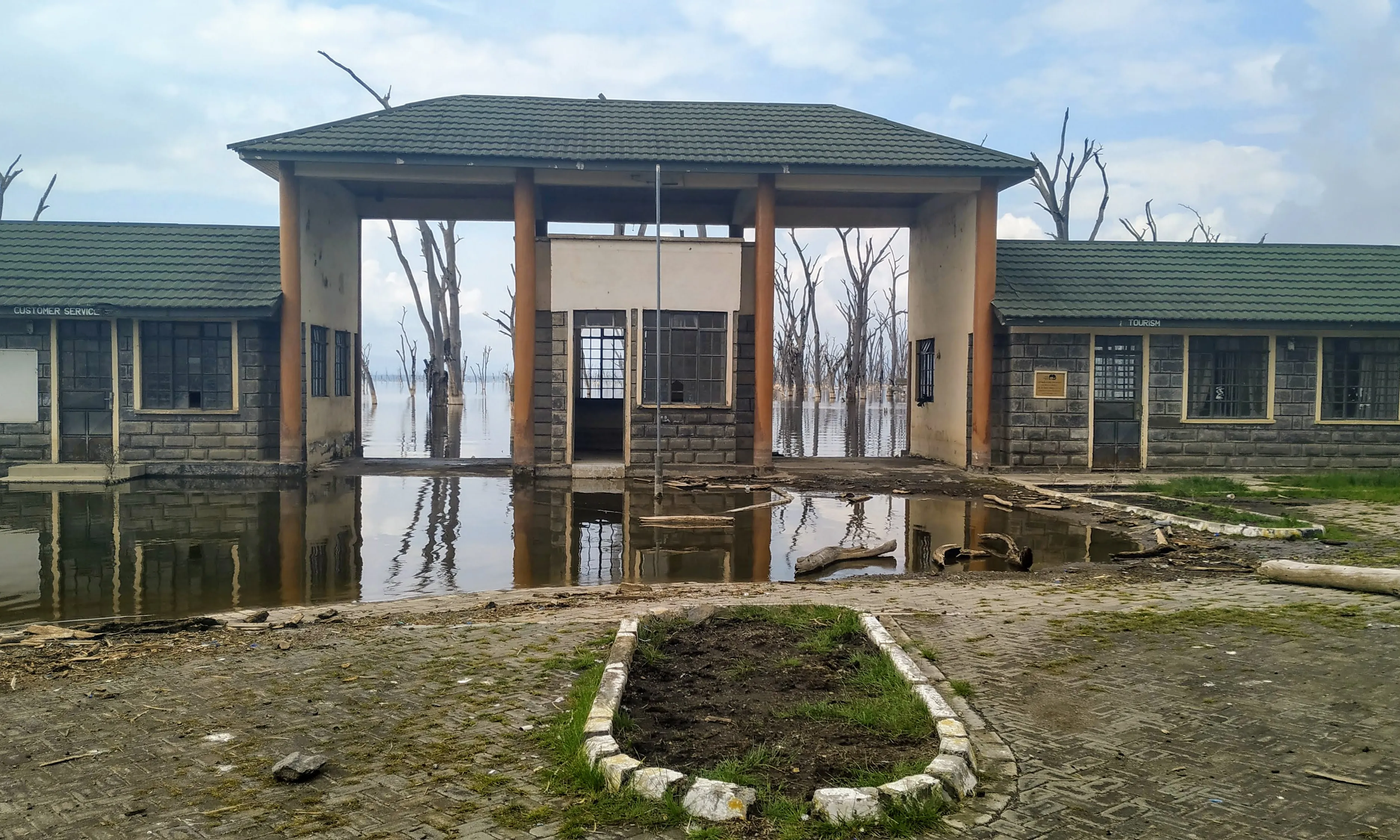 Inundació a l'entrada del Lake Nakuru National Park a Kènia.