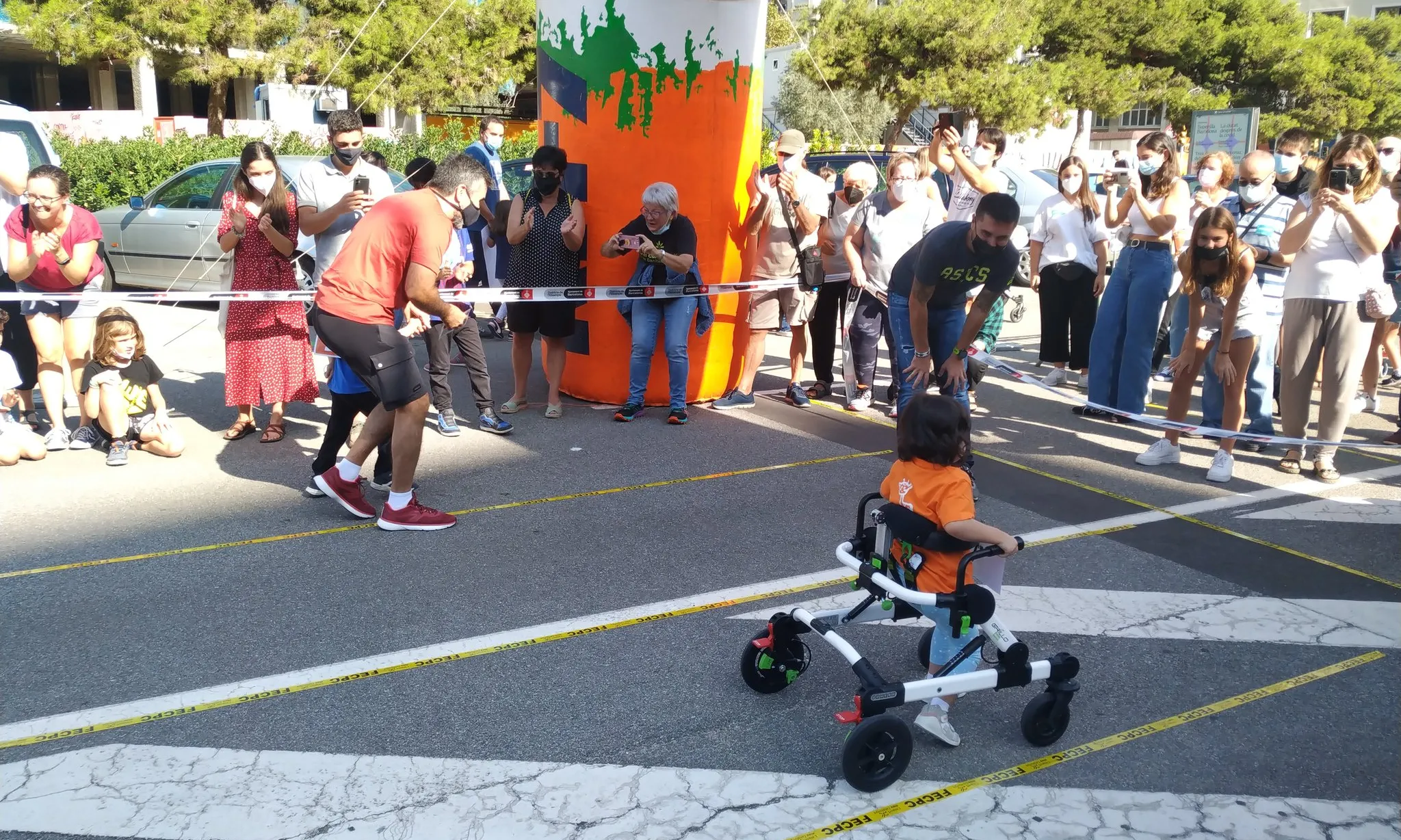 Els nens i nenes partiicipen a la cursa amb cadira de rodes, caminador o deambulant amb acompanyant.