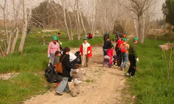 L'Associació Aurora ofereix a la ciutadania la possibilitat de col·laborar en activitats cíviques i solidàries, tant en matèria de conscienciació sobre les malalties mentals, com en activitats de caràcter mediambiental.