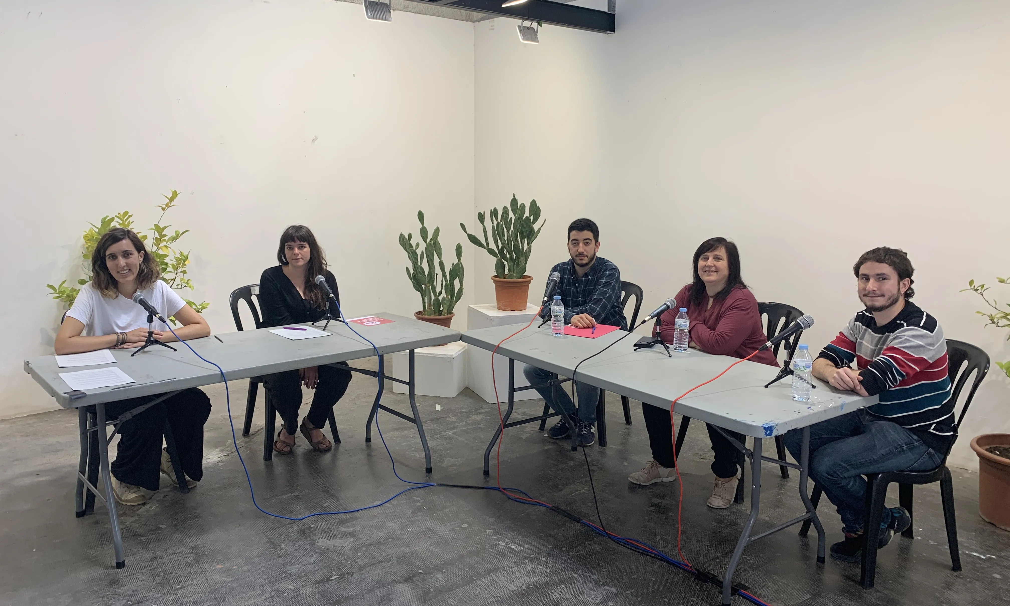 tres participants al podcast sobre consum, juntament amb les dues conductores del programa