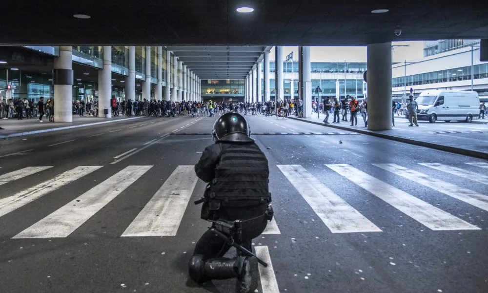 Un agent de policia a l'aeroport de Barcelona pendent dels manifestants
