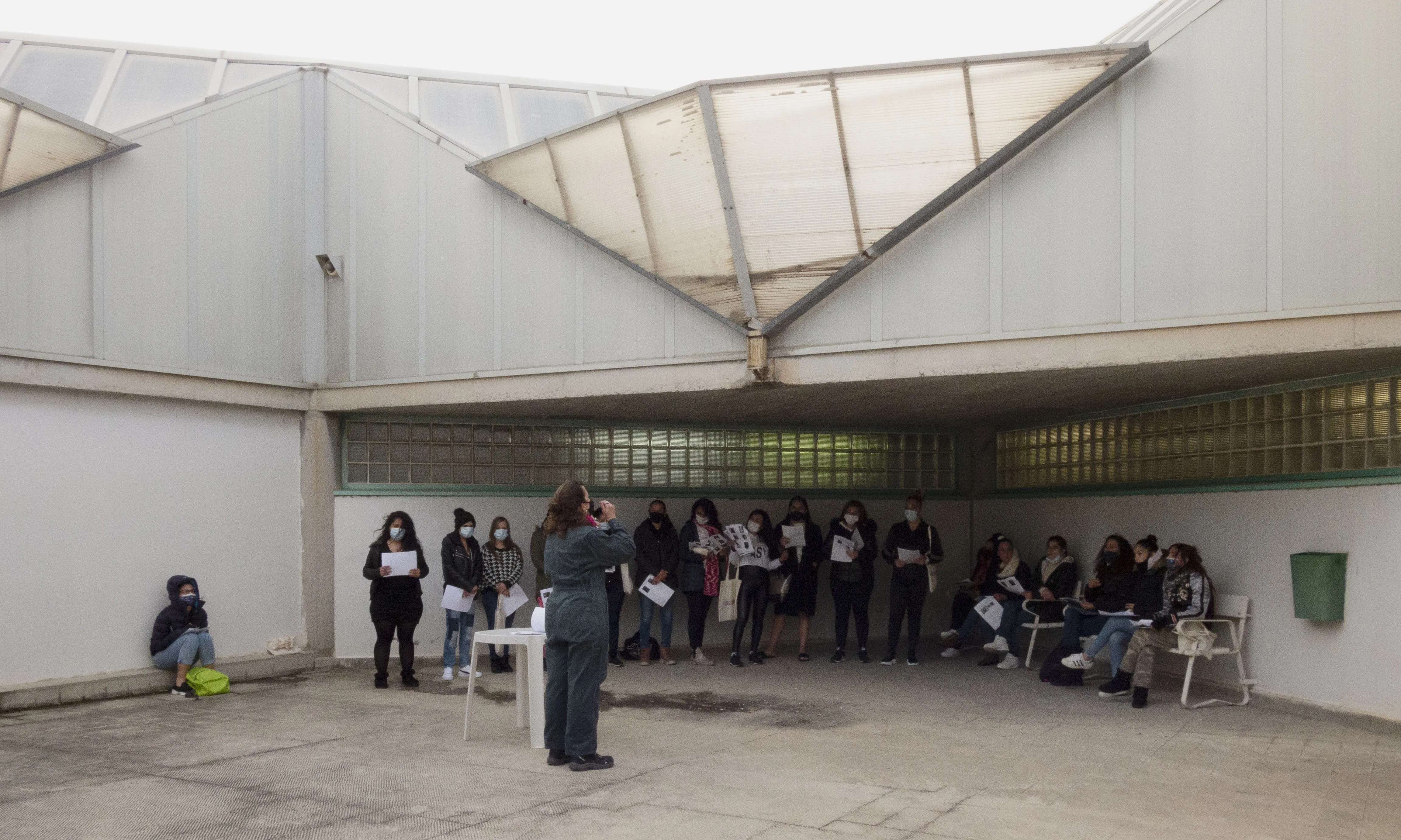La Camila està fotografiant les seves companyes per mostrar la relació entre la violència de gènere i la presó.