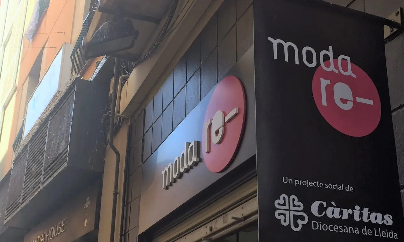 Moda Re- es dedica a la recollida, la classificació, la reutilització i el reciclatge de la roba,