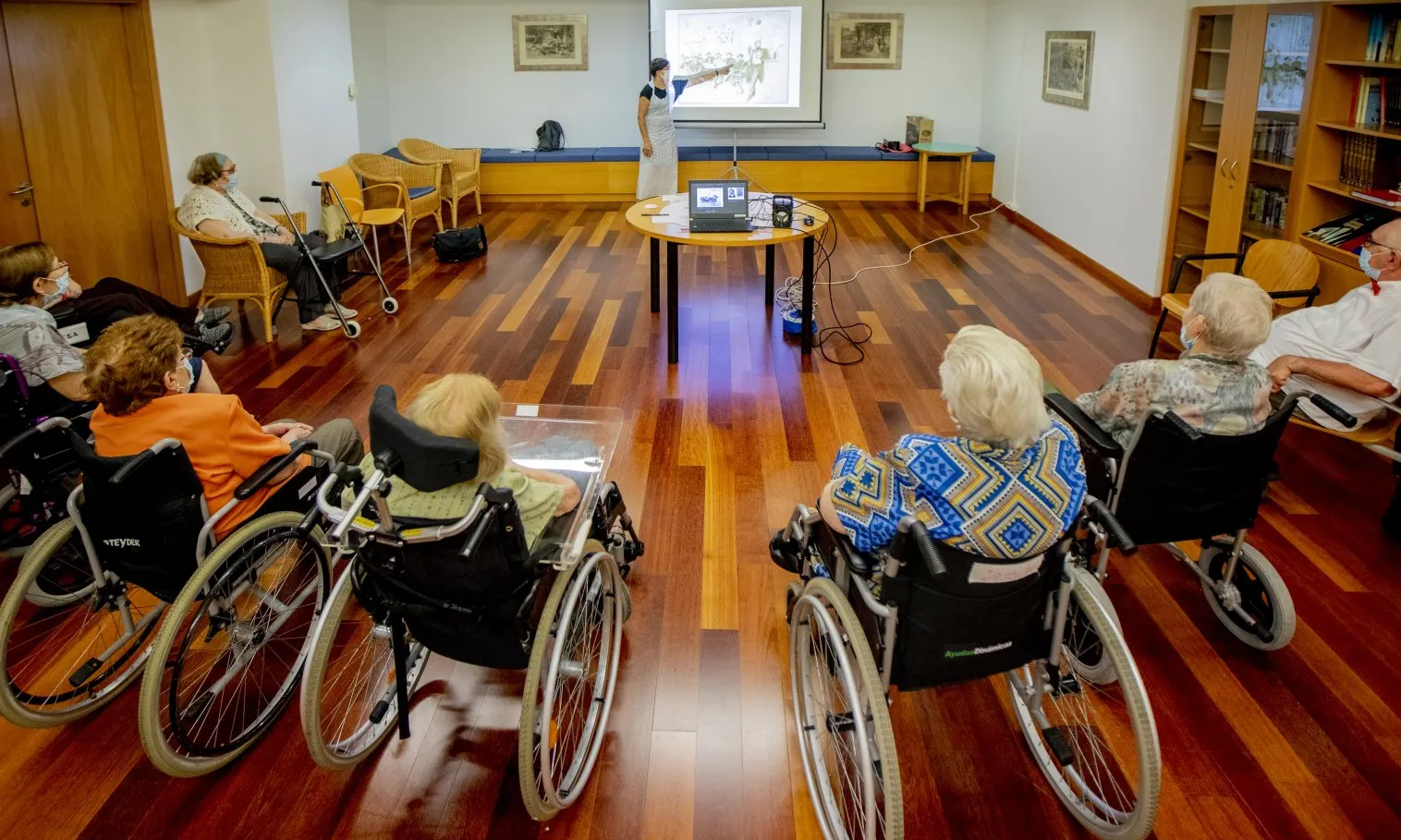 Grup de persones grans participant en un taller del projecte 'El Museu s'Apropa'