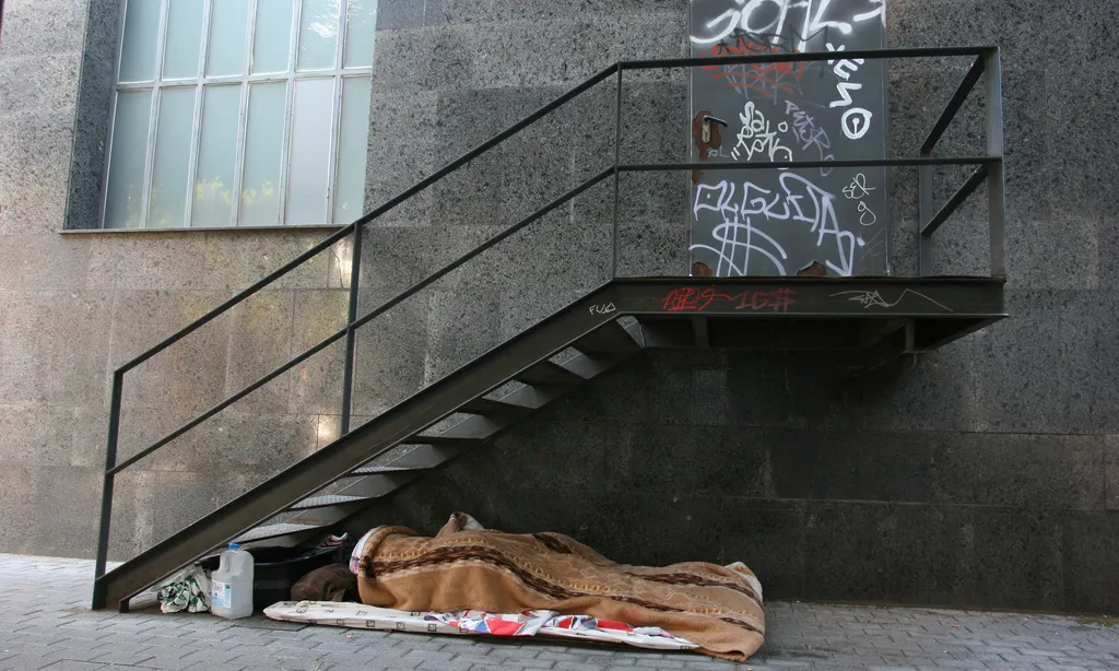 Persona dormint al carrer
