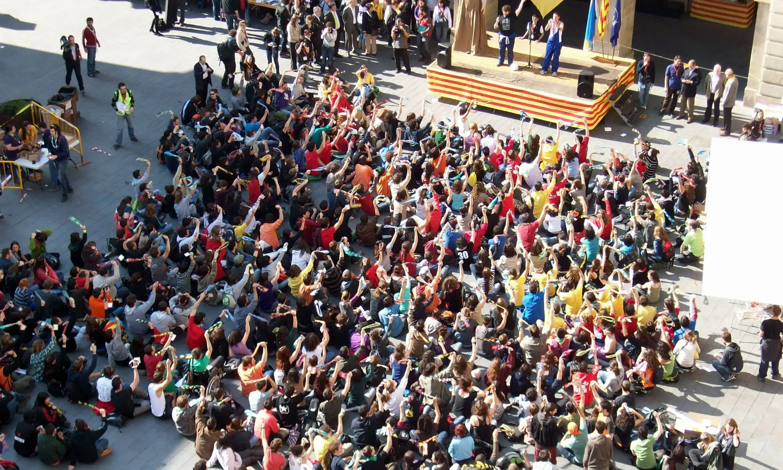 Un gran grup de joves davant d'un escenari a una trobada de caps de Manresa, 2011