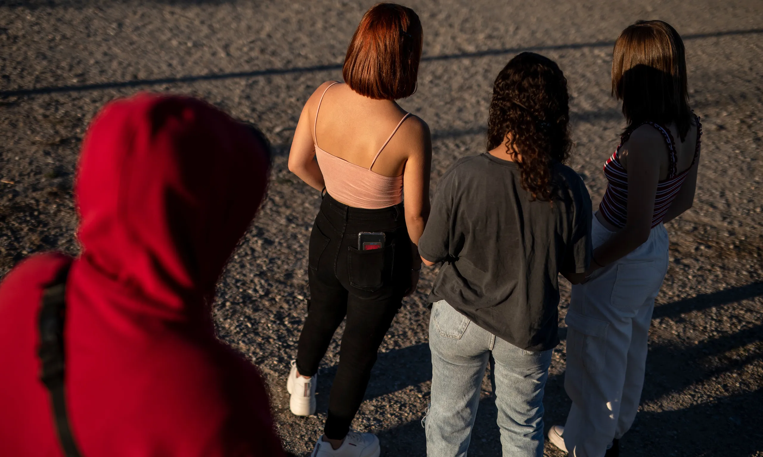 Escena representada de tres noies amenaçades per un noi