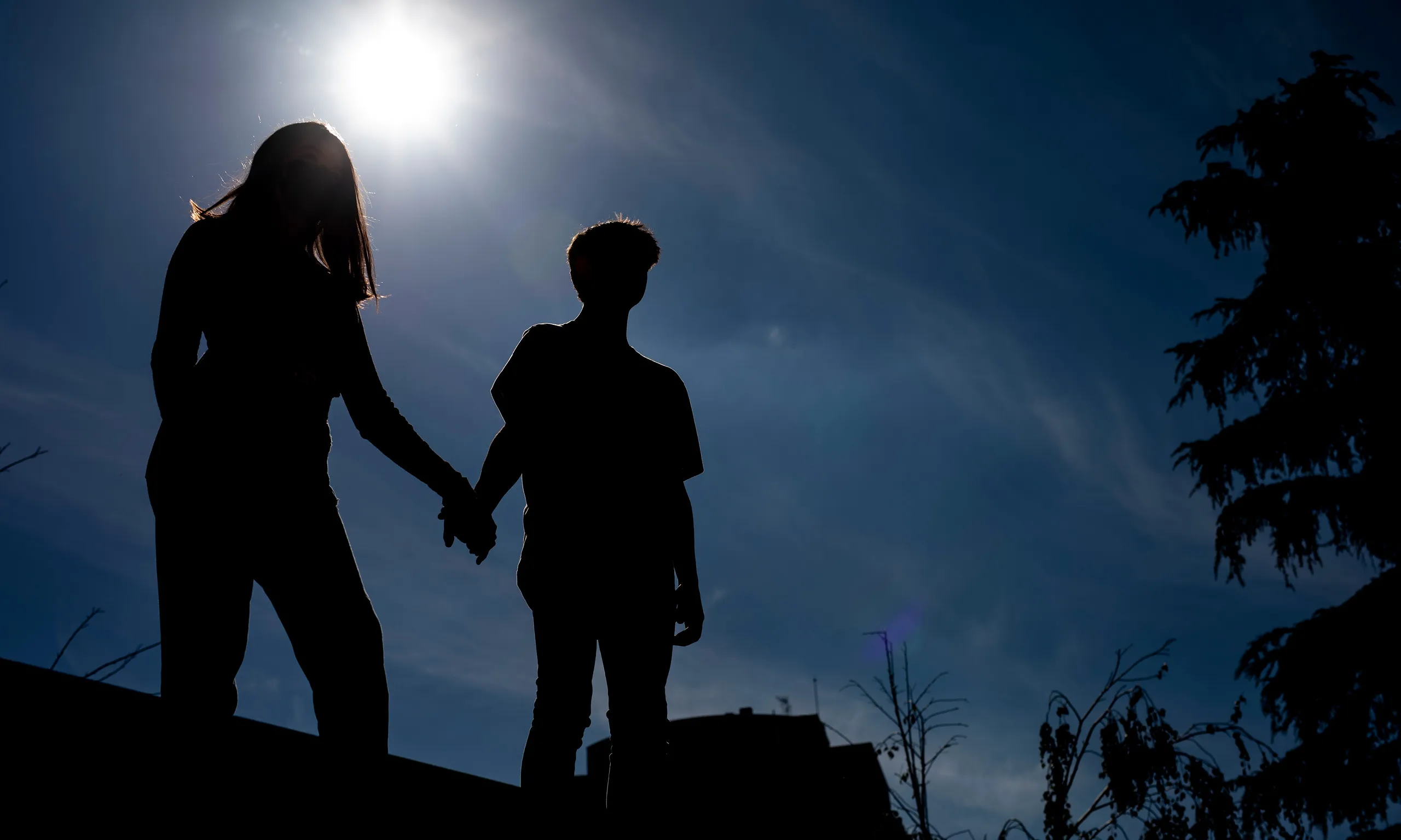 Escena representada d'una parella d'adolescents que pateix violència de gènere