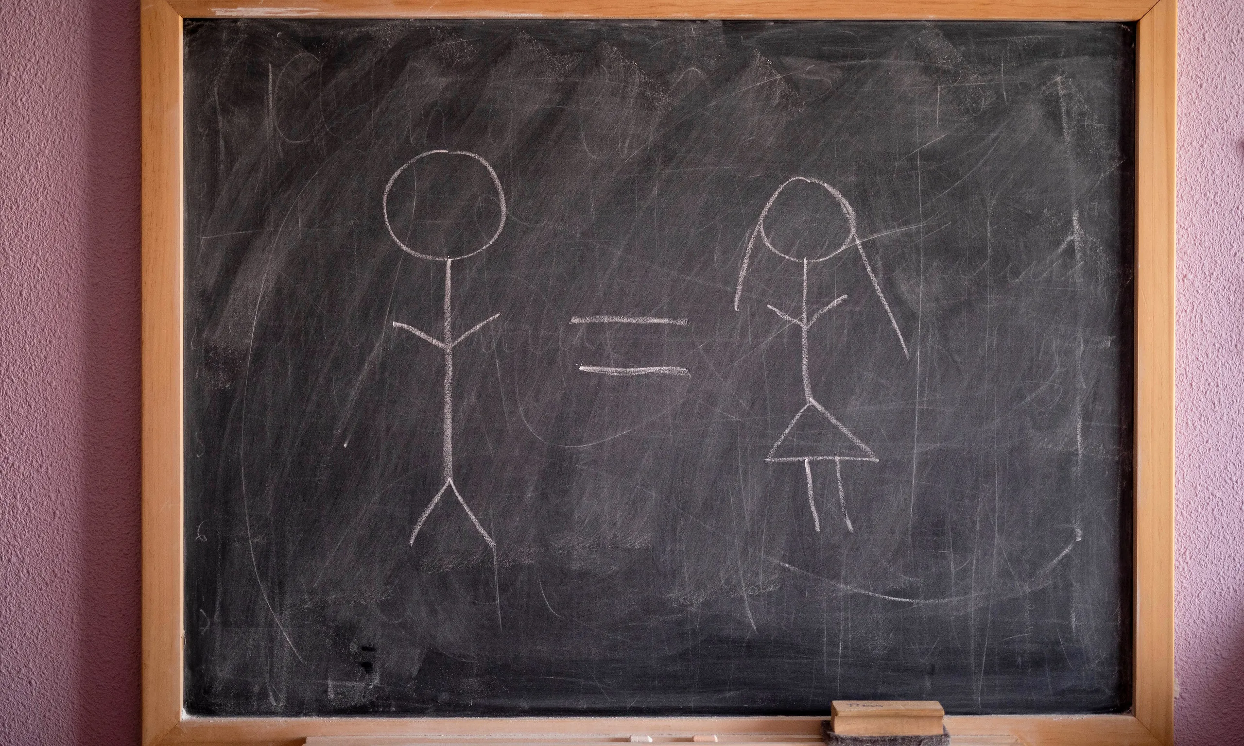 Pissarra que mostra un dibuix en representació a la igualtat de gènere