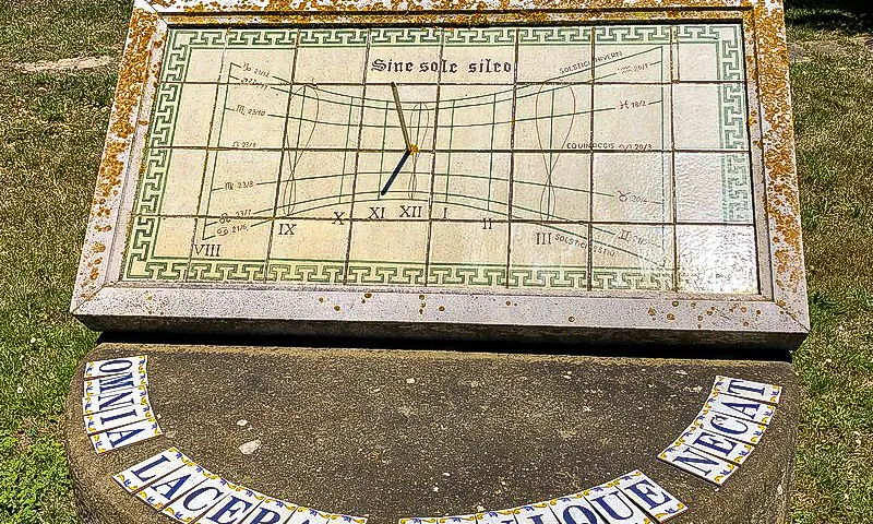 Rellotge de sol de tipus polar, amb el pla paral·lel a l'eix terrestre. Es troba a la població de Cabanelles.