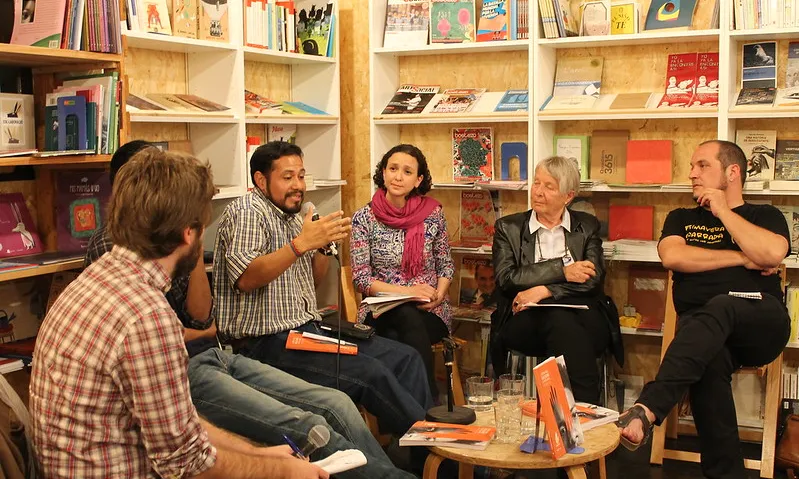 L'entitat organitza debats per fomentar una consciència crítica en relació a la discriminació racial que es produeix a la nostra societat.