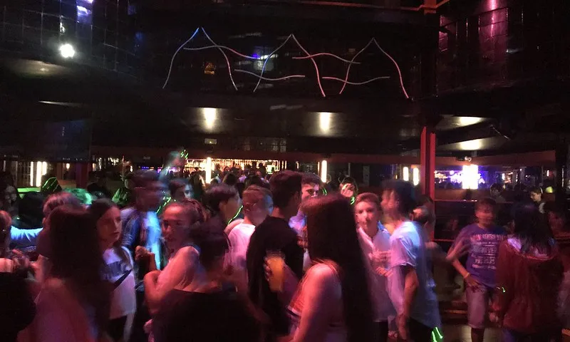 Les xarxes viralitzen dos casos d’agressió racista a les discoteques Waka Sabadell i Titus Carpa.