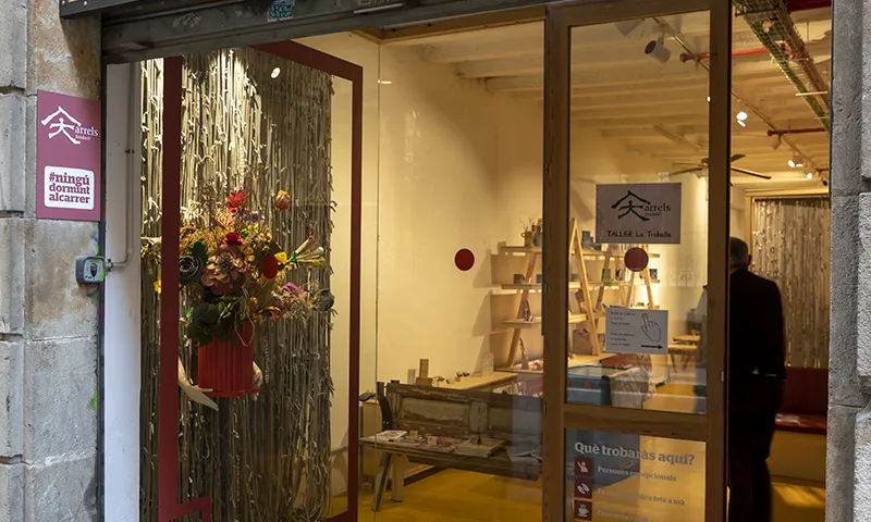 En aquest local cedit al carrer Ample de Barcelona hi ha el taller La Troballa, d'Arrels, i ara s'hi obrirà la botiga.
