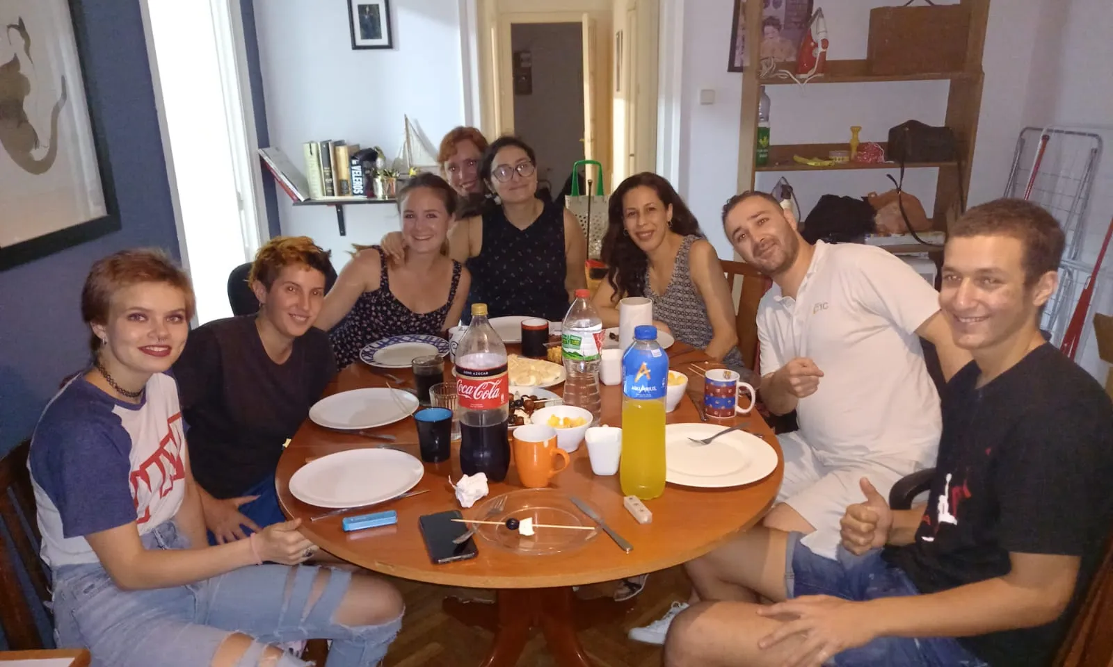 Imatge d'algunes membres de l'equip de l'entitat amb persones usuàries del projecte.