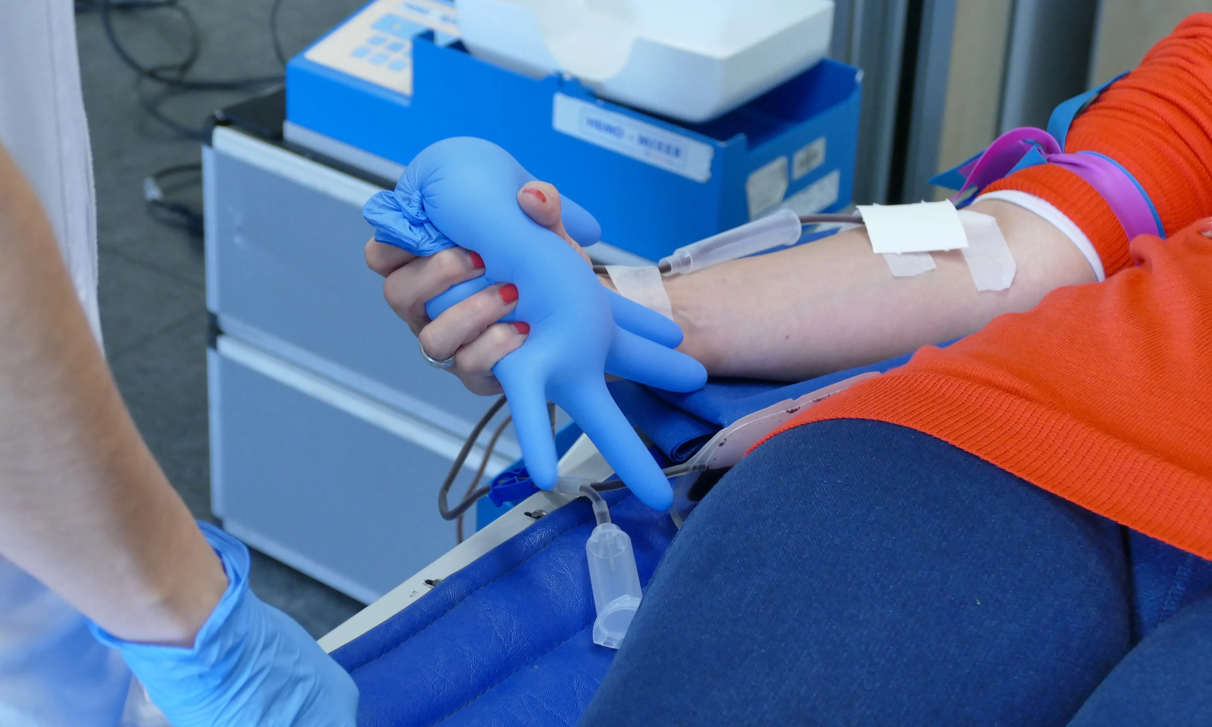 El Banc de Sang i Teixits recorda que de cada donació se'n beneficien tres persones, perquè la sang se separa en glòbuls vermells, plaquetes i plasma.