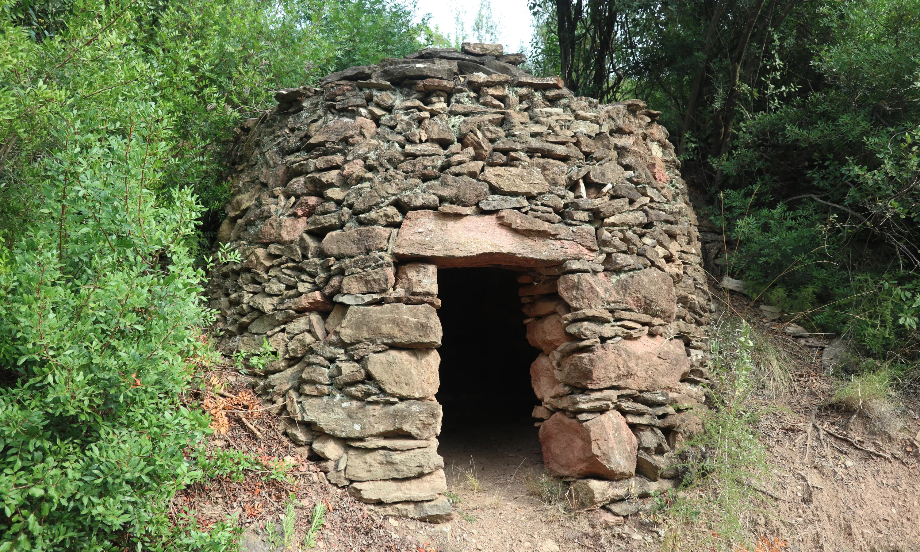 Construcció de pedra seca situada a Collserola