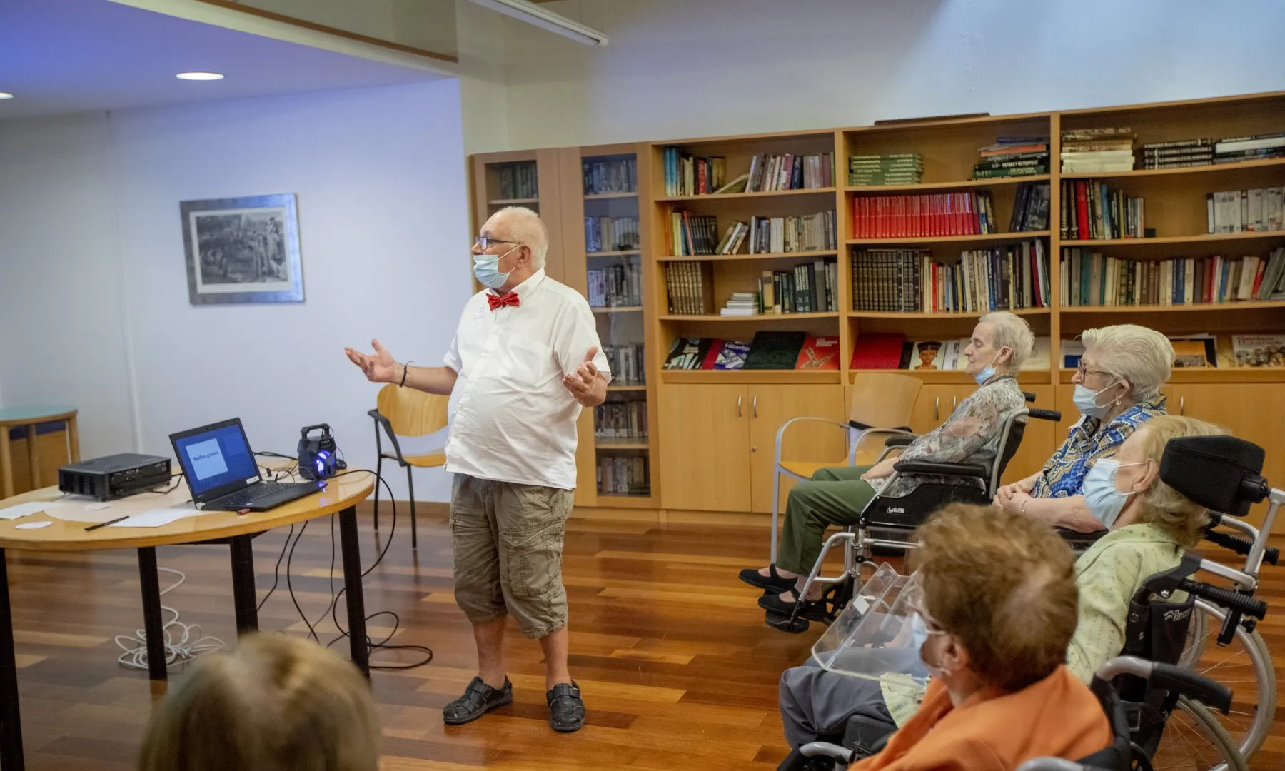 Gent gran de la residència l'Onada Guinardó en una de les activitats artístiques del programa 'El Museu S'Apropa