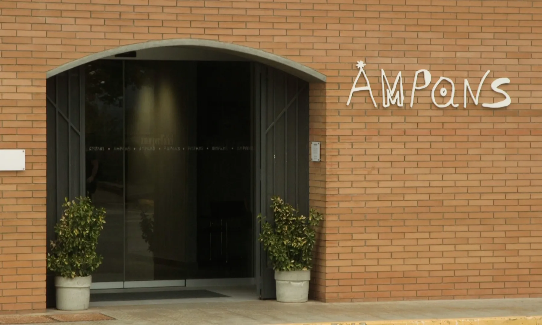 Façana i entrada principal de l'edifici 'Masia' de la Fundació Ampans