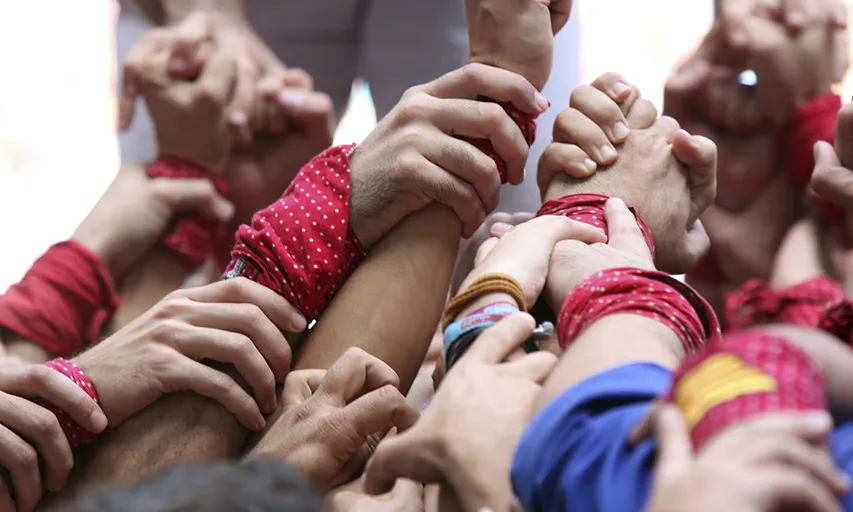El món casteller és un món de contacte, cosa que pot fer-ne baixar la participació. Font: Arç cooperativa. 
