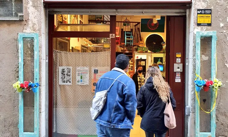 L'EMUGBA està situat al carrer de la Cera de Barcelona.