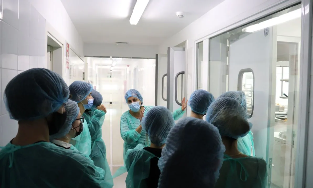 Vint-i-cinc alumnes de la Facultat de Turisme i Direcció Hotelera de Sant Ignasi van poder conèixer el projecte alimentari de la Fundació Formació i Treball.