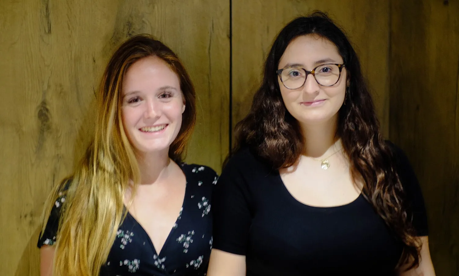 Marina Montoro amb Wilma Gus Petit Nadal, una de les educadores de les llars.