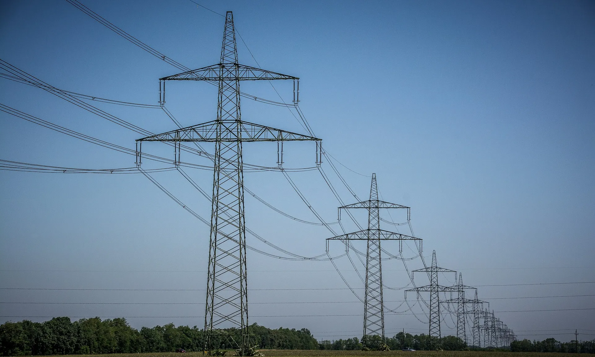 Estan projectades diverses línies de molt alta tensió per transportar energia elèctrica des d'Aragó a Catalunya.
