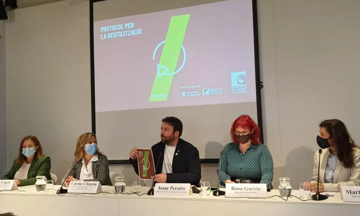 Presentació del Protocol per la Reutilització en el qual, Isaac Peraire, director de l'Agència de Residus de Catalunya sosté el cartell.
