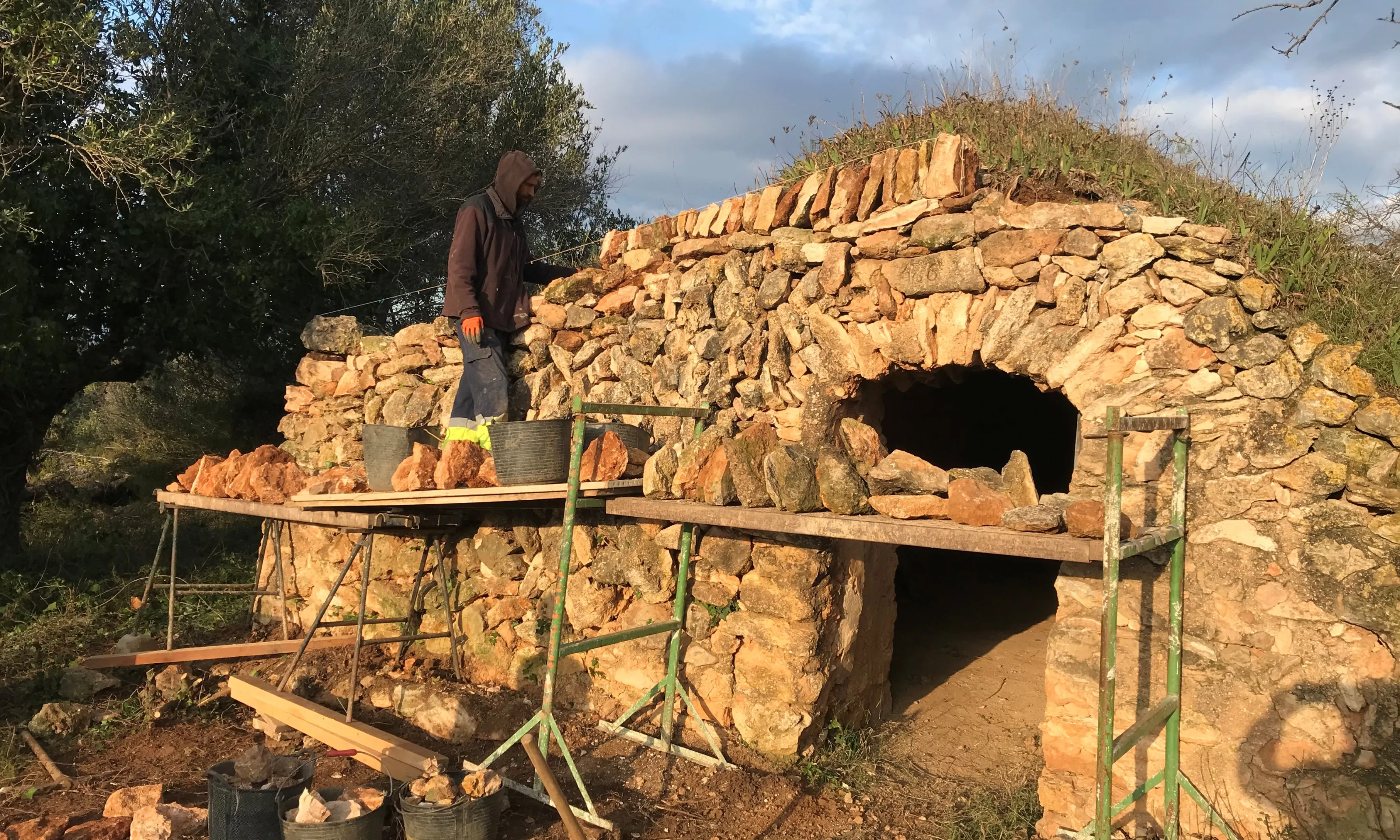 Voluntari restaurant una estructura de pedra seca situada a la població de Rodonyà