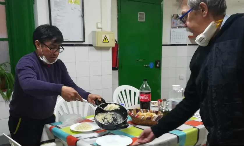 Sostre atén homes sense llar majors de cinquanta anys i cada dia hi ha dues persones voluntàries que els acompanyen.