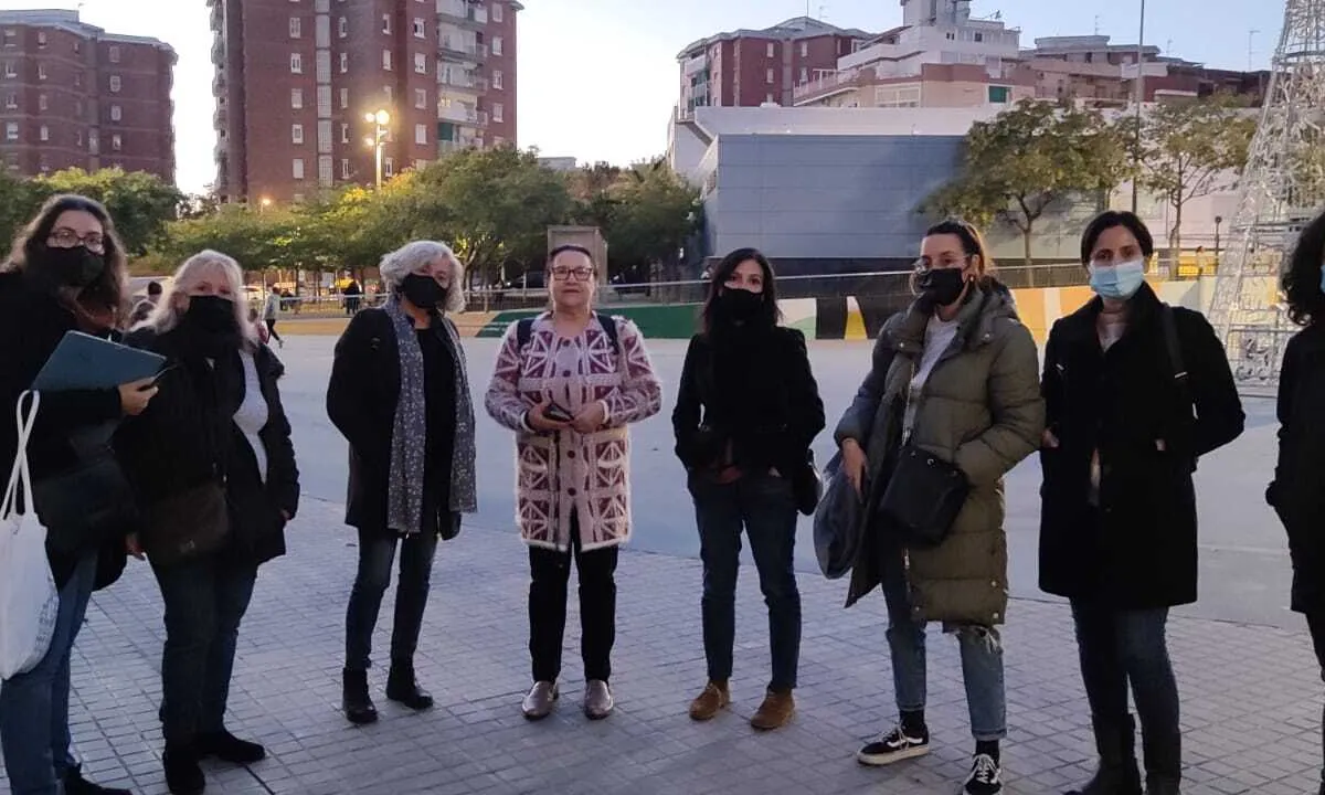 Veïnes participants a una de les primeres rutes que es van fer per la ciutat.