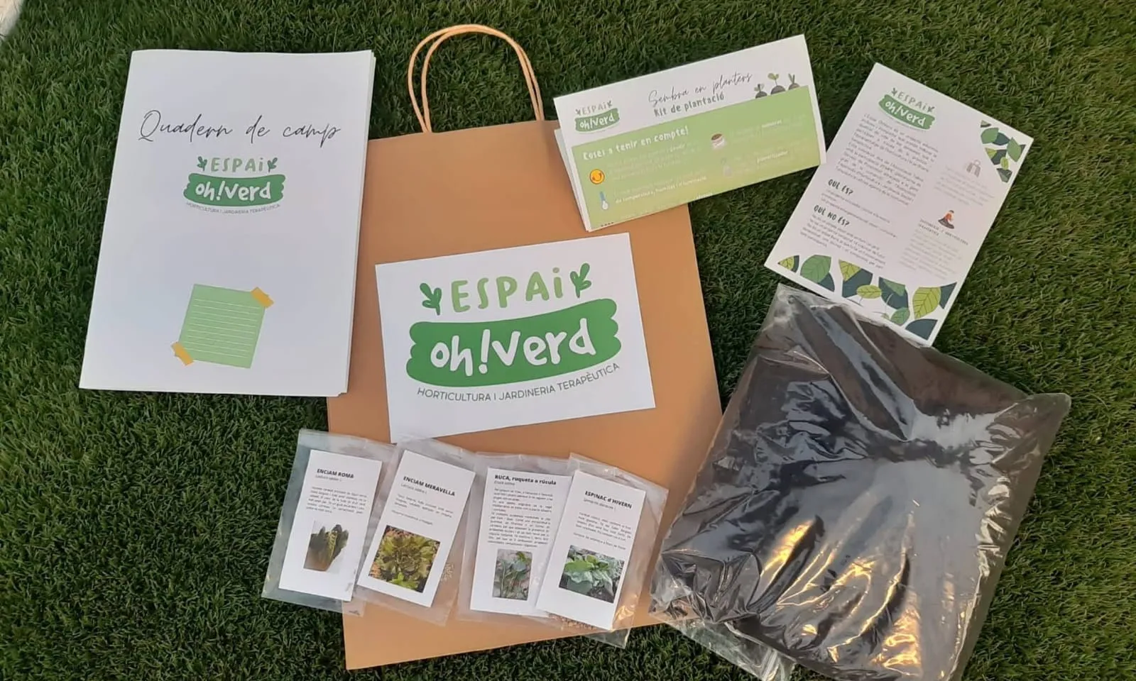 Exemple d'un 'kit' preparat per les usuàries de l'Espai Oh! Verd amb tots els elements que el formen: des d'un quadern de camp, les llavors, entre altres.
